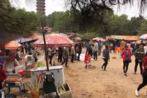 Ảnh: Chùa Phật Tích ngập trong rác thải và hàng quán rong