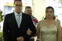 Người đàn ông thản nhiên tiến vào lễ cưới rút súng bắn khách mời