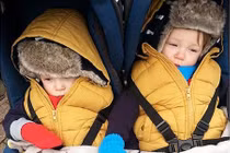 Cặp sinh đôi chết đuối trong bể cá, cha mẹ vẫn nghĩ con đang chơi