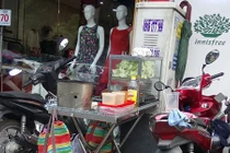 Dẹp vỉa hè, người SG xây bậc tam cấp ngầm, đứng ăn trên phố