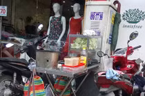 Dẹp vỉa hè, người SG xây bậc tam cấp ngầm, đứng ăn trên phố