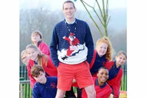 Hiệu trưởng mặc quần đùi đến trường thay lời cảm ơn