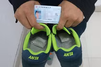 Cao thủ giấu 1.000 viên kim cương trong giày