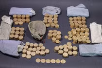 Bất ngờ phát hiện kho báu vàng trong chiếc piano cổ