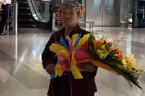 Người mẹ nghèo mua hoa chờ tặng con tại sân bay gây xúc động