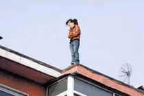 Bị phát hiện gian lận, nữ sinh nhảy từ tầng 5 xuống đất