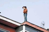 Bị phát hiện gian lận, nữ sinh nhảy từ tầng 5 xuống đất