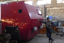 Cảnh tượng gây choáng trong xưởng xe bom của IS