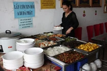 Bất ngờ với quán cơm chay “ăn tùy ý, trả tiền tùy tâm” 