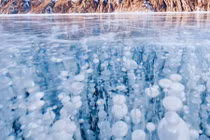 Hồ nước ngọt già nhất thế giới đẹp kỳ ảo trong mùa đông