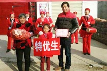 Trường thưởng Tết cho học sinh xuất sắc bằng thịt lợn