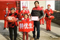 Trường thưởng Tết cho học sinh xuất sắc bằng thịt lợn