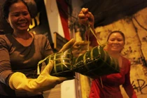 Người Hà Nội nấu bánh chưng trên vỉa hè, ngõ làng trong đêm