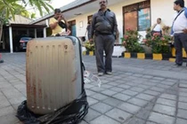 Kinh hoàng người đàn ông giấu xác mẹ trong vali suốt 8 tháng