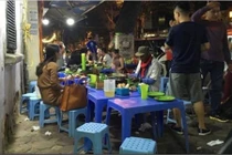 Hành động đẹp của hot girl với người đàn ông nhặt chai lọ