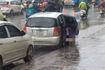 Người phụ nữ mở cửa ô tô tè bậy giữa đường gây xôn xáo dân mạng