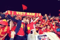 Cặp đôi tình tứ ‘khóa môi’ trong trận bóng đá VN - Đài Loan là ai?