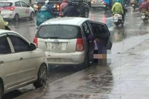 Người phụ nữ mở cửa ô tô tè bậy giữa đường gây xôn xáo dân mạng