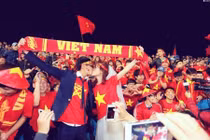 Cặp đôi tình tứ ‘khóa môi’ trong trận bóng đá VN - Đài Loan là ai?