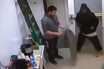 Chủ cửa hàng tay không hạ gục tên cướp có súng ngoạn mục