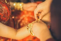 Tá hỏa khi biết 10 cây vàng mẹ chồng tặng là giả