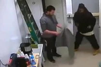 Chủ cửa hàng tay không hạ gục tên cướp có súng ngoạn mục