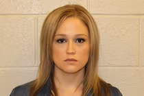 Nữ giáo viên Mỹ đối mặt án tù vì “thân mật” với học sinh