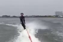 Khiếp đảm cá tấn công, nhằm thẳng “chỗ hiểm” người lướt ván