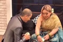 Nữ đại gia Thái Lan tìm được "phi công trẻ" thứ 14 gây sốt