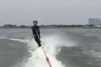 Khiếp đảm cá tấn công, nhằm thẳng “chỗ hiểm” người lướt ván