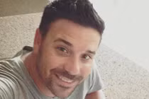 Chàng trai bình tĩnh mang điện thoại selfie cùng tình địch sốt mạng