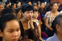 Nước mắt lăn dài khi nhớ mẹ, cha trong đại lễ Vu Lan