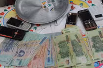 Cán bộ phường đánh bạc, nhảy lầu: Lỗi tại... chủ sới