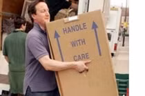 Sự thật bức ảnh cựu TT David Cameron tự tay khuân đồ