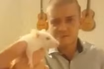 Thanh niên Úc ăn đầu chuột sống, phát video lên Facebook