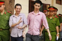 Kẻ giết người cười rạng rỡ, tạo dáng khi hoãn phiên tòa