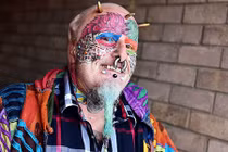 Quý ông xăm hình, cắt tai, chẻ lưỡi, gắn mỏ để giống loài vẹt