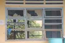 Kỳ lạ: Phụ huynh đề xuất cho con đội mũ bảo hiểm trong lớp học