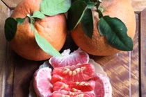 Bưởi đỏ tiến vua ở Thanh Hóa 500.000 đồng/cặp "cháy hàng"