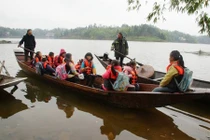 Thầy giáo 10 năm lái đò miễn phí đưa học sinh đến trường