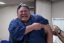 Võ sĩ sumo Nhật Bản mếu máo khi bị tiêm