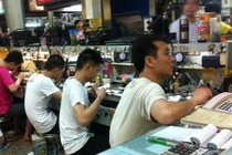 Sửa, bán điện thoại ở làng quê lãi ròng 350 triệu đồng/năm 