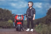 Cậu bé 4 tuổi Đắk Lắk chụp ảnh chất lừ bên xế "khủng"