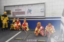 7 “Tôn Ngộ Không” đánh nhau tóe khói trên phố