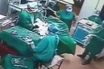 Chuyện như đùa bác sỹ đánh ý tá trong phòng phẫu thuật