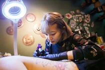 Trắng đêm cùng nữ thợ xăm hotgirl thu nhập hơn 100 triệu/tháng