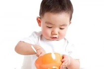 Tuyệt chiêu dạy con dùng thìa đơn giản nhất