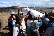 Ngỡ ngàng những phong tục mai táng kỳ lạ trên thế giới