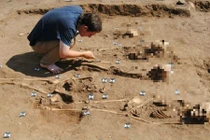 Phát hiện 48 bộ xương chứa bí ẩn về “Cái chết đen”