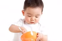 Tuyệt chiêu dạy con dùng thìa đơn giản nhất